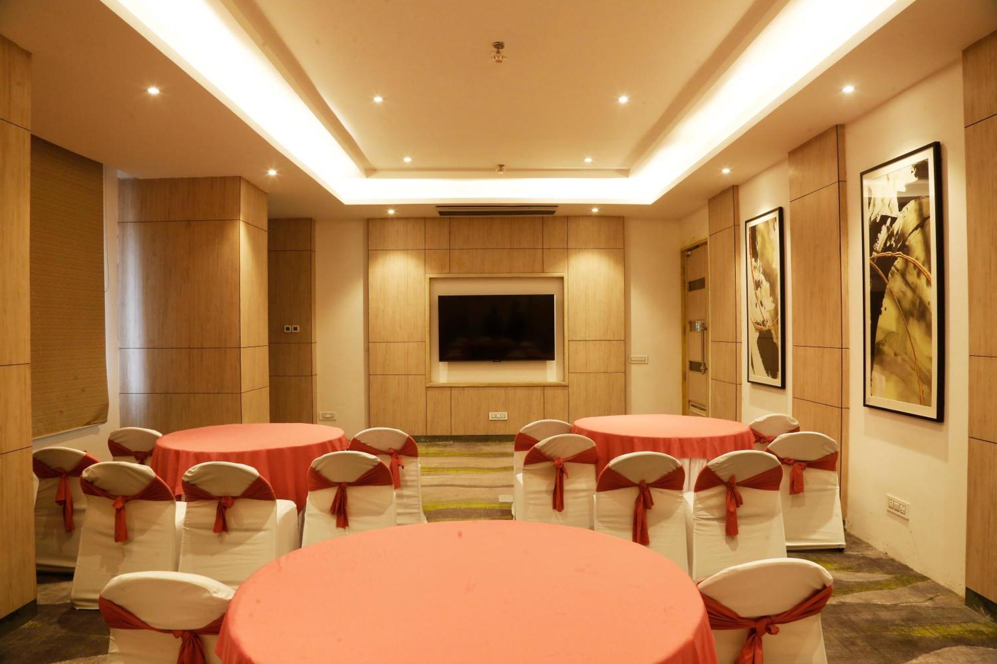Tulip Inn Zirakpur Екстериор снимка