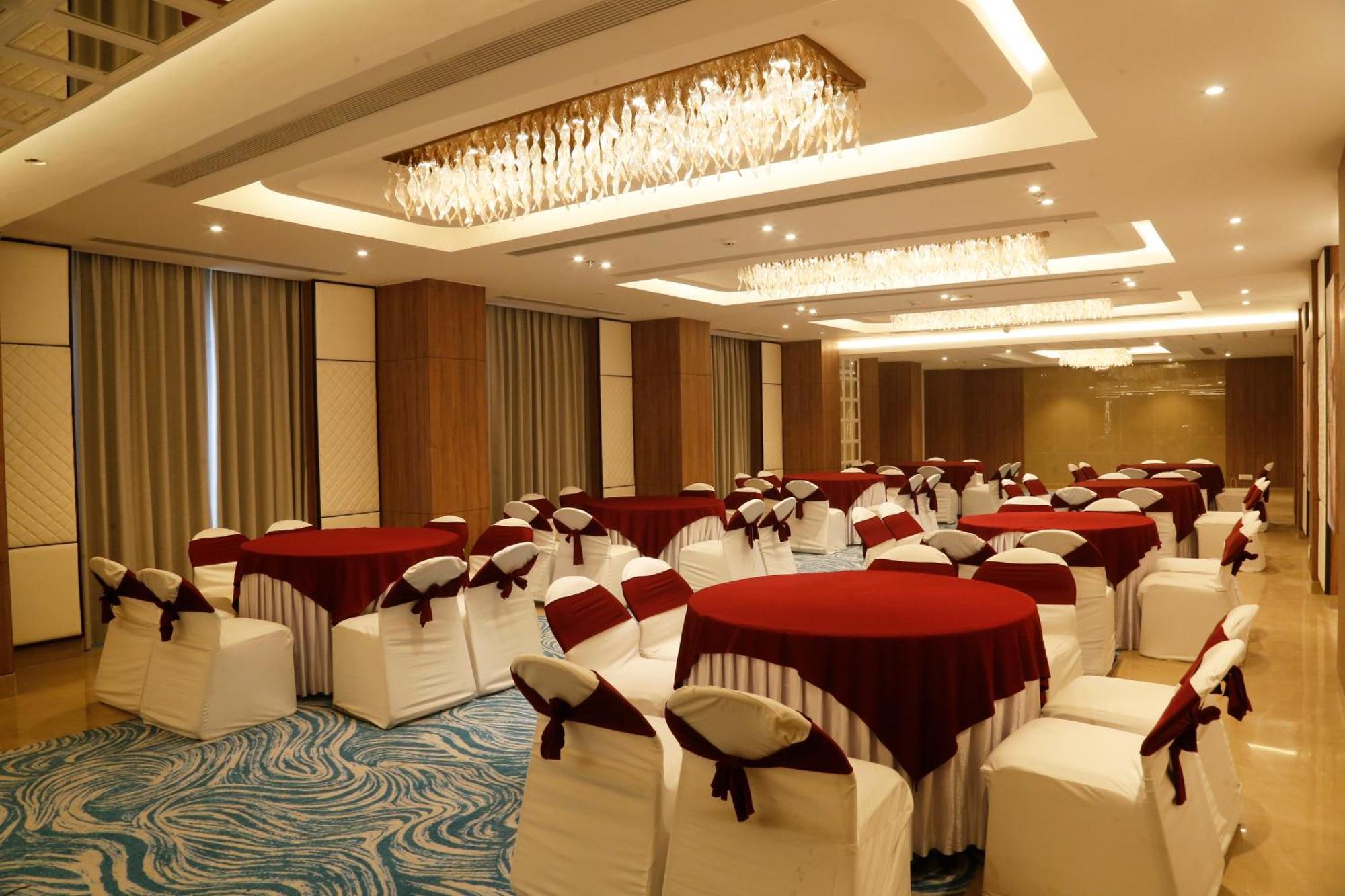 Tulip Inn Zirakpur Екстериор снимка